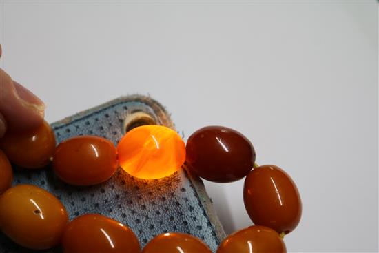 A single strand amber bead necklace, gross 53 grams, 46cm.